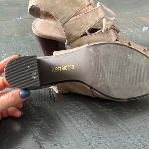 Restricted sandals - Picture 5 of 5